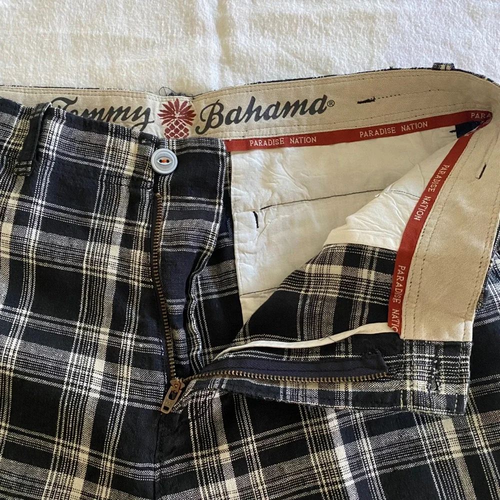 Tommy Bahama Mens 32 Black White Plaid 100% Linen Paradise Nation Shorts RN86549